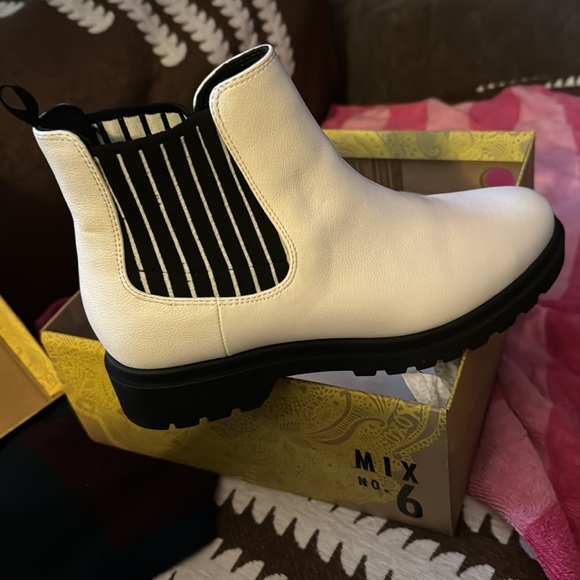 Blk/wht Chelsea boot - Picture 3 of 4